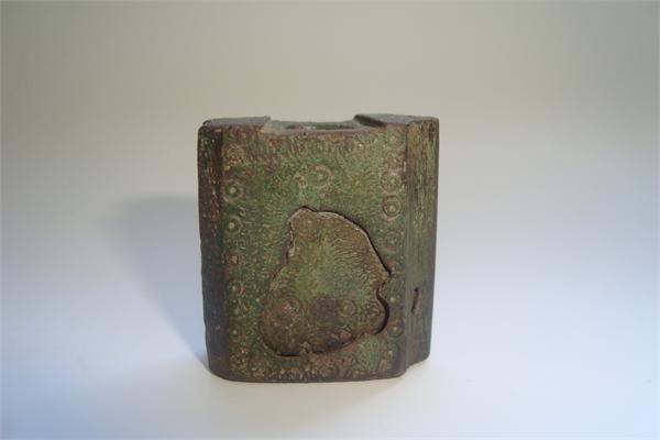 Cделано из бронзы чуть меньше спичечного коробка. Судя по узору вещица не технического предназначения. Что это ?.. 