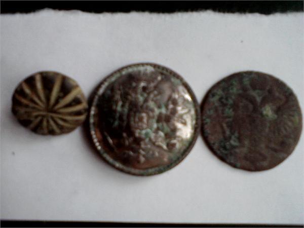 медная клепка, пуговица и денга 1766 года