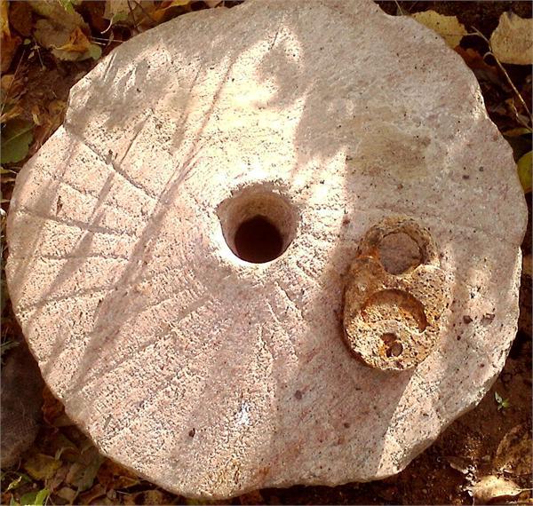 Верхние жернова и навесной замок (04.10.11 г.)