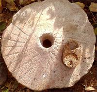 Верхние жернова и навесной замок (04.10.11 г.)