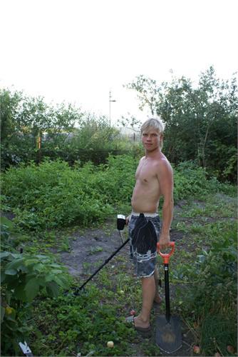 Поехали на дачку отдохнуть и пивка попить, но лопата и мд всегда сомной..)