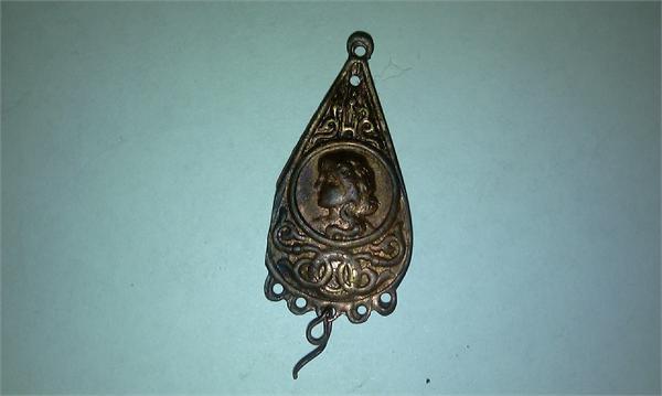 серьга! жалко нецелая