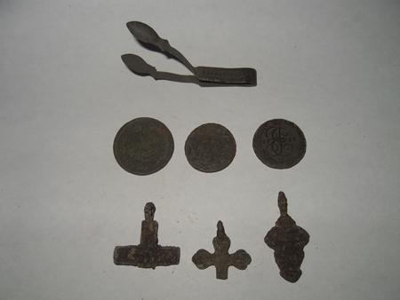 Щипчики для конфет, первые старинные и кресты,с одного поля.