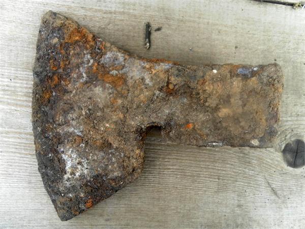 Топор может боевой? 